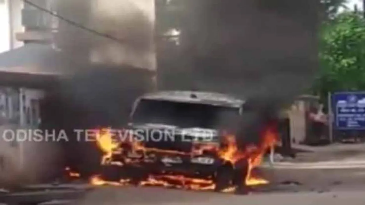 Lawyer-police spat: Police van set on fire in Cuttack