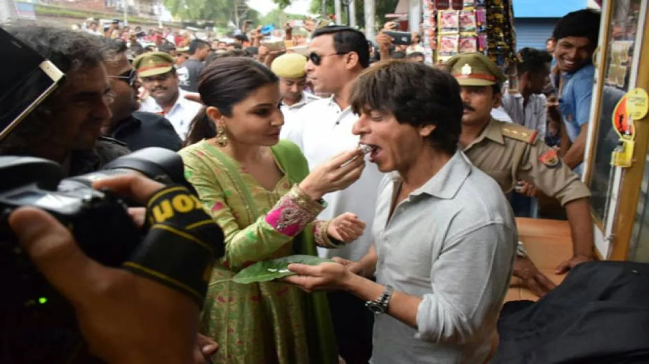 SRK, Anushka relish 'paan' in Varanasi