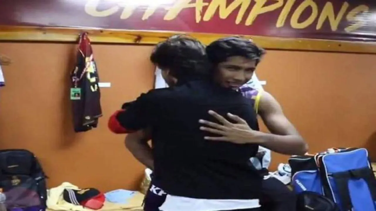 Pakistan pacer Hasnain gets hug from Shah Rukh