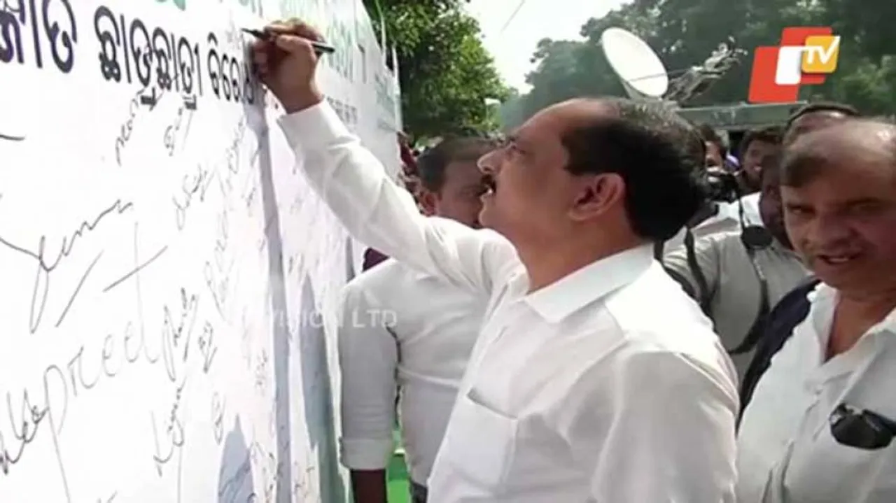 BJD launches signature campaign against change in scholarship funding pattern