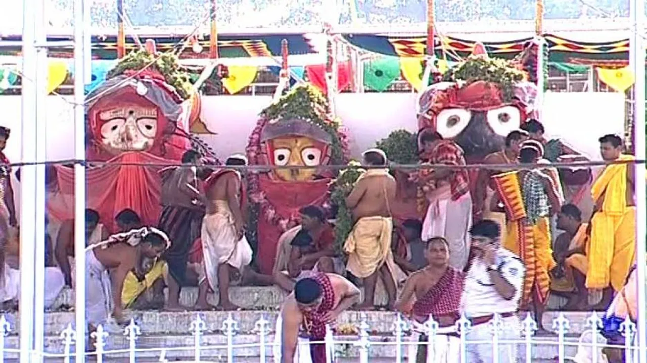 SJTA to act against servitors for allowing devotees to touch deities during Snana Yatra