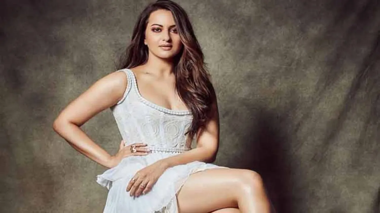 Sonakshi Sinha Hot & Ethnic (Check Pics And Videos)