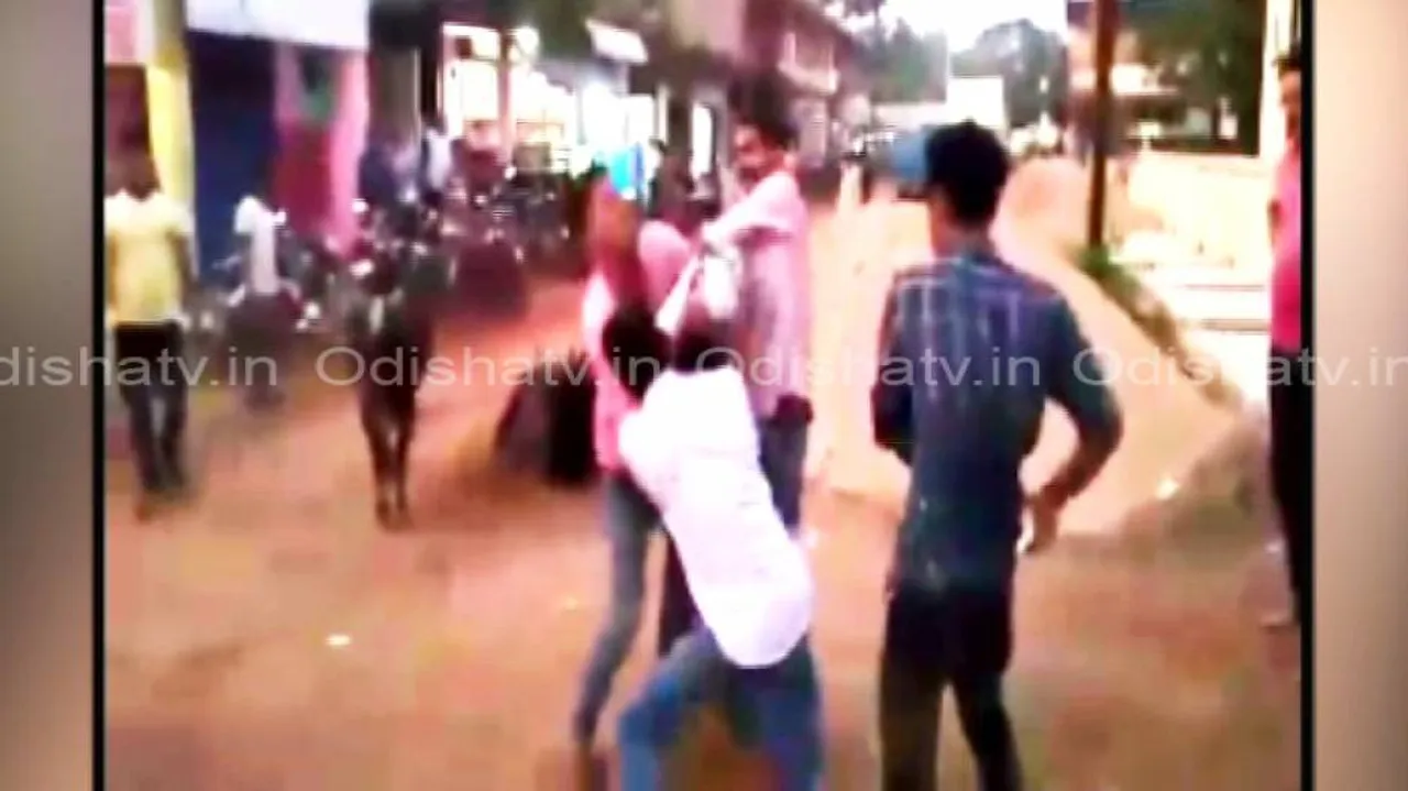 Supporters of illegal liquor trader attack Excise staff outside Soro court