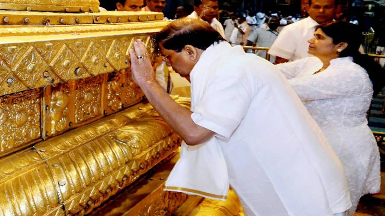 Sri Lankan President prays at Tirumala temple
