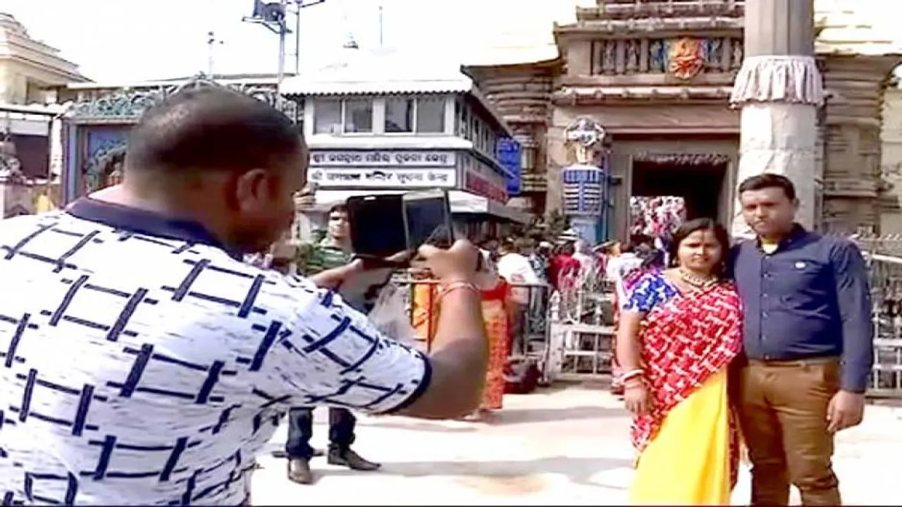 Complete ban on smartphones inside Puri Srimandir from Jan 2018
