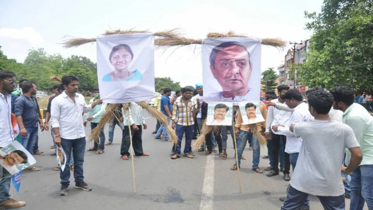 SOA placement row: Students’ Cong burn effigies of CM, Minister