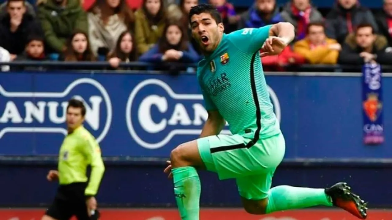 Suarez extends contract with Barcelona