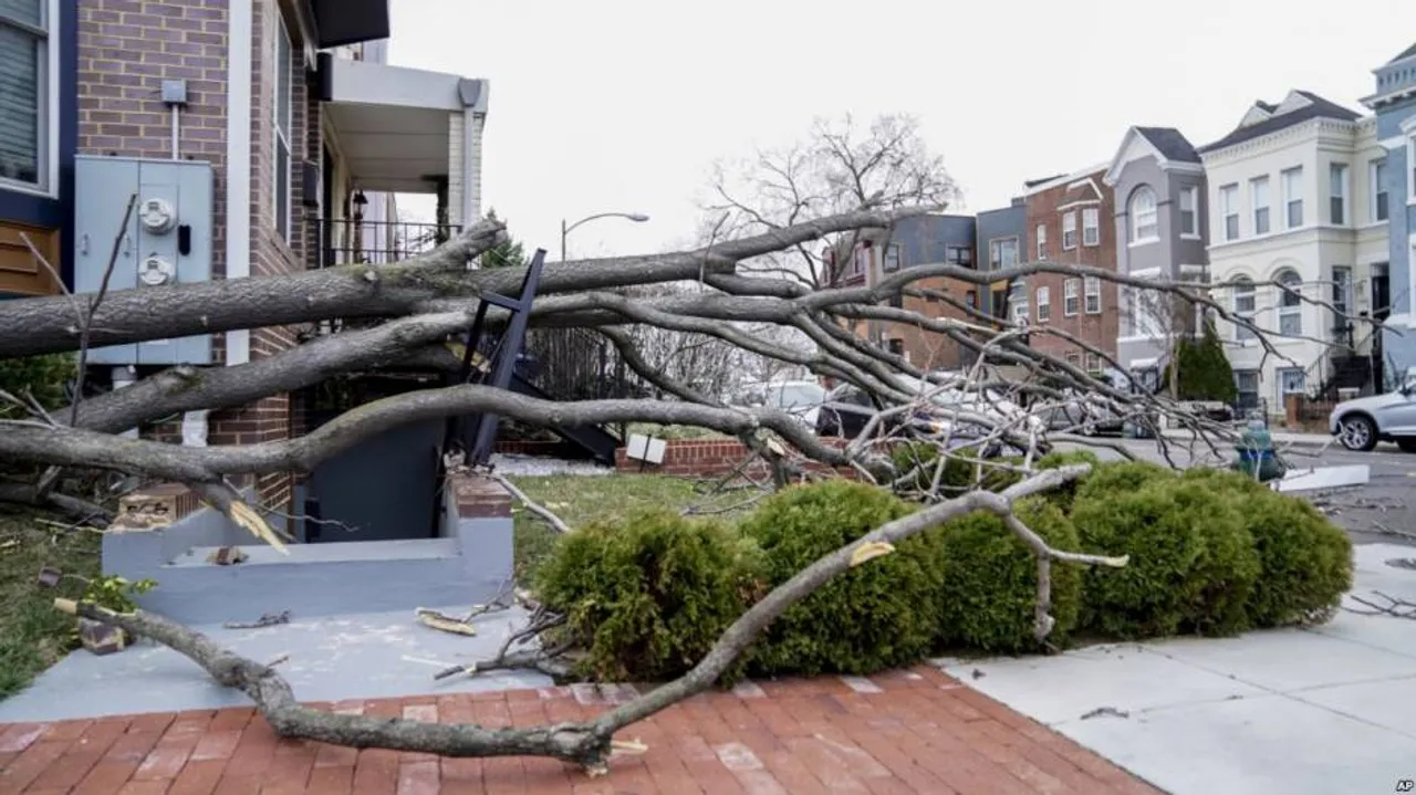 Storm hits US east coast; five killed, over 90,000 left without power