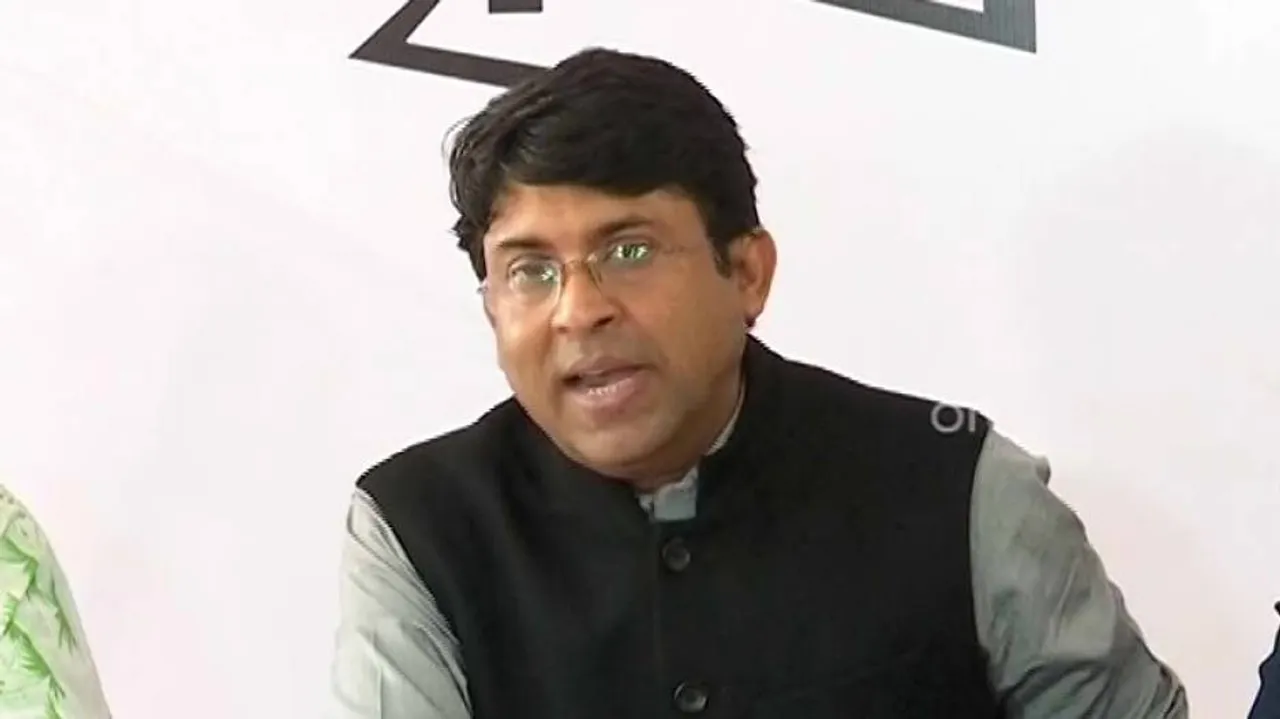 Congress targets bureaucrat for inviting BJD men to govt function