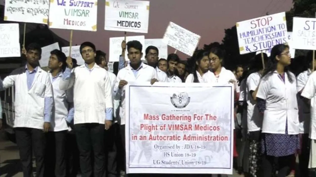 SCB medicos extend support to agitating VIMSAR doctors