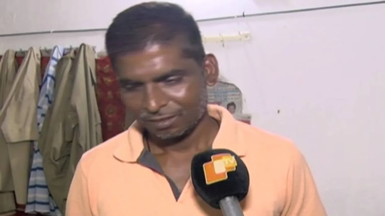 Excise constable found bargaining with drug dealers inside office