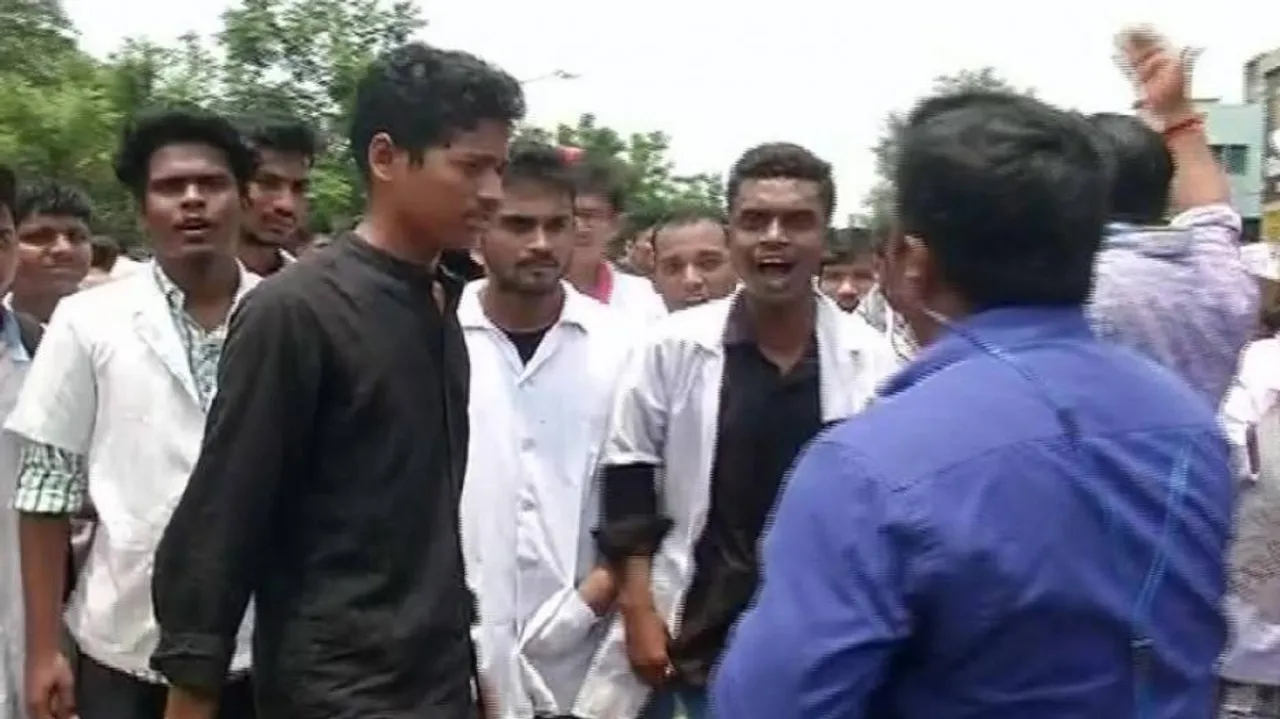 Congress, DLMT & DMRT students clash with police in Bhubaneswar