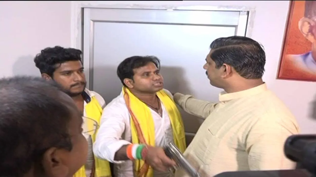 Youths threaten BJP State Chief with toy guns