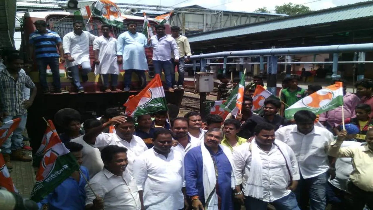 MP farmers’ death: Youth Congress stages rail roko