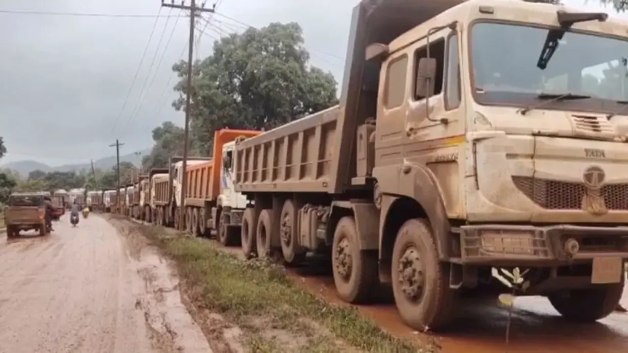 'Illegally' parked trucks on NH, a bane for commuters in Odisha 
