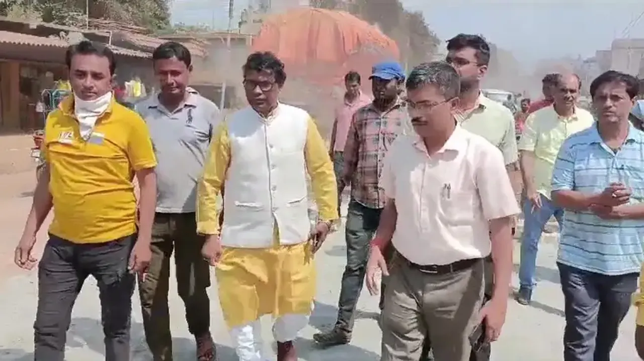 MLA, locals make NHAI official walk 2 km on potholed road in Odisha’s Jashipur 