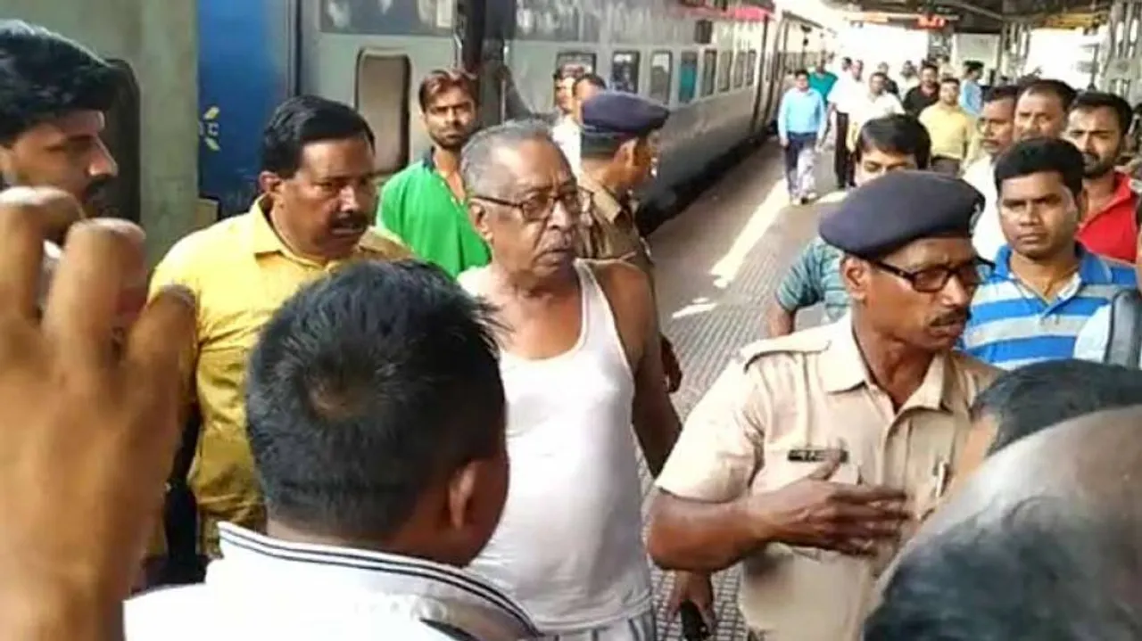 Ispat Express Stopped by Passengers At Rourkela Station Over Defunct AC