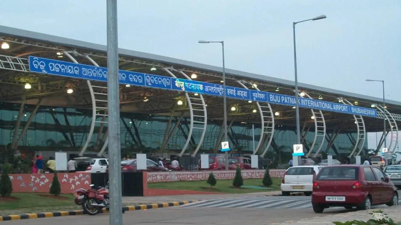 Youth detained with Rs 6L cash at city airport