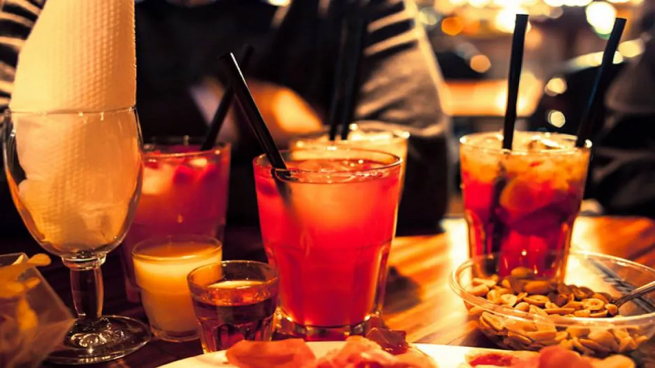 Heavy drinking in college lowers job prospects later: Study