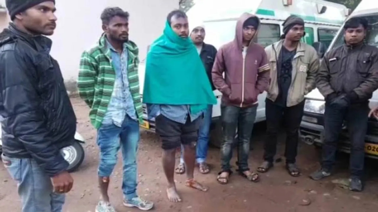Six ambulance workers thrashed after their vehicle hits rickshaw