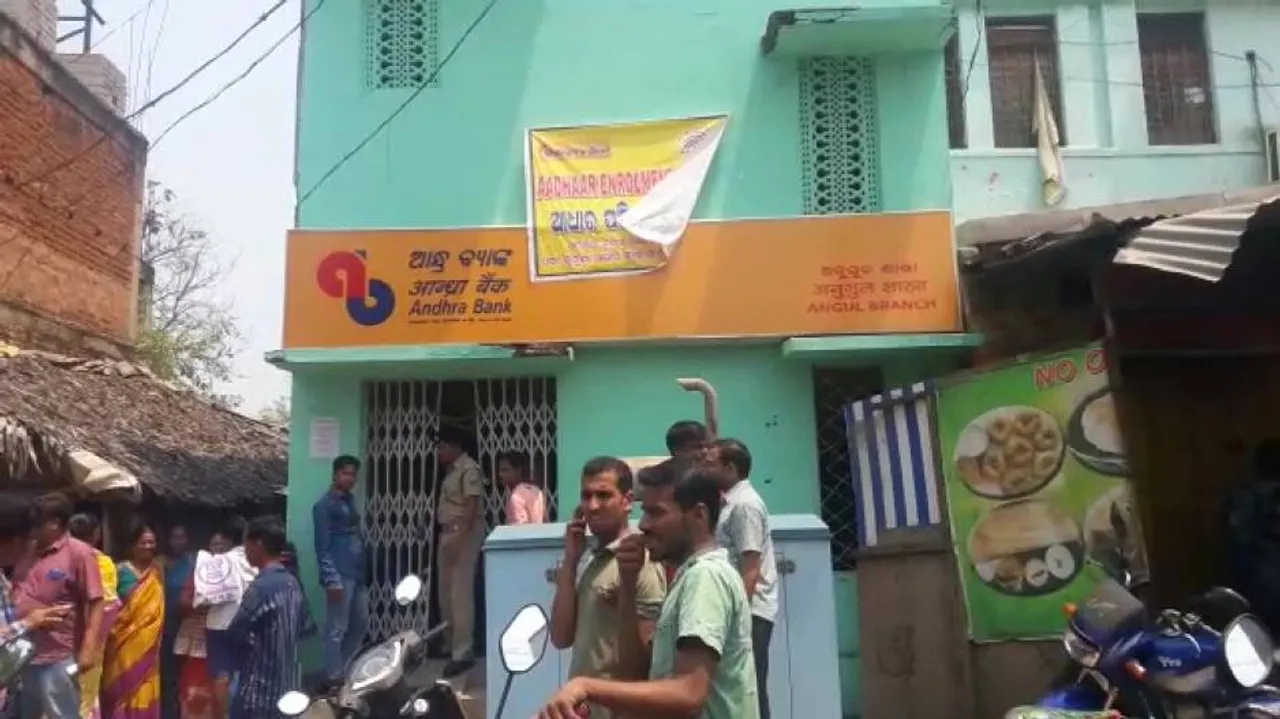 Cash, gold over Rs 25 lakh looted in separate bank robberies