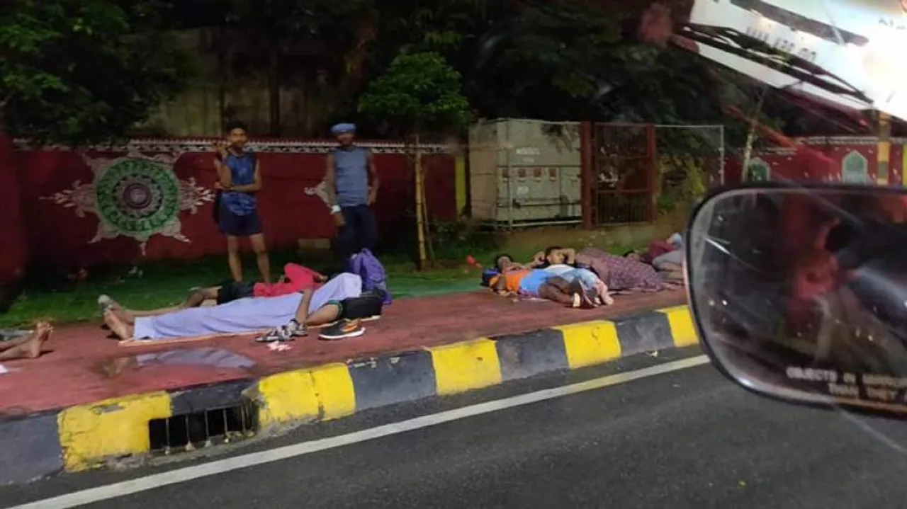 Army Recruitment Rally: Scores Of Aspirants Spend Night On Footpath In Bhubaneswar