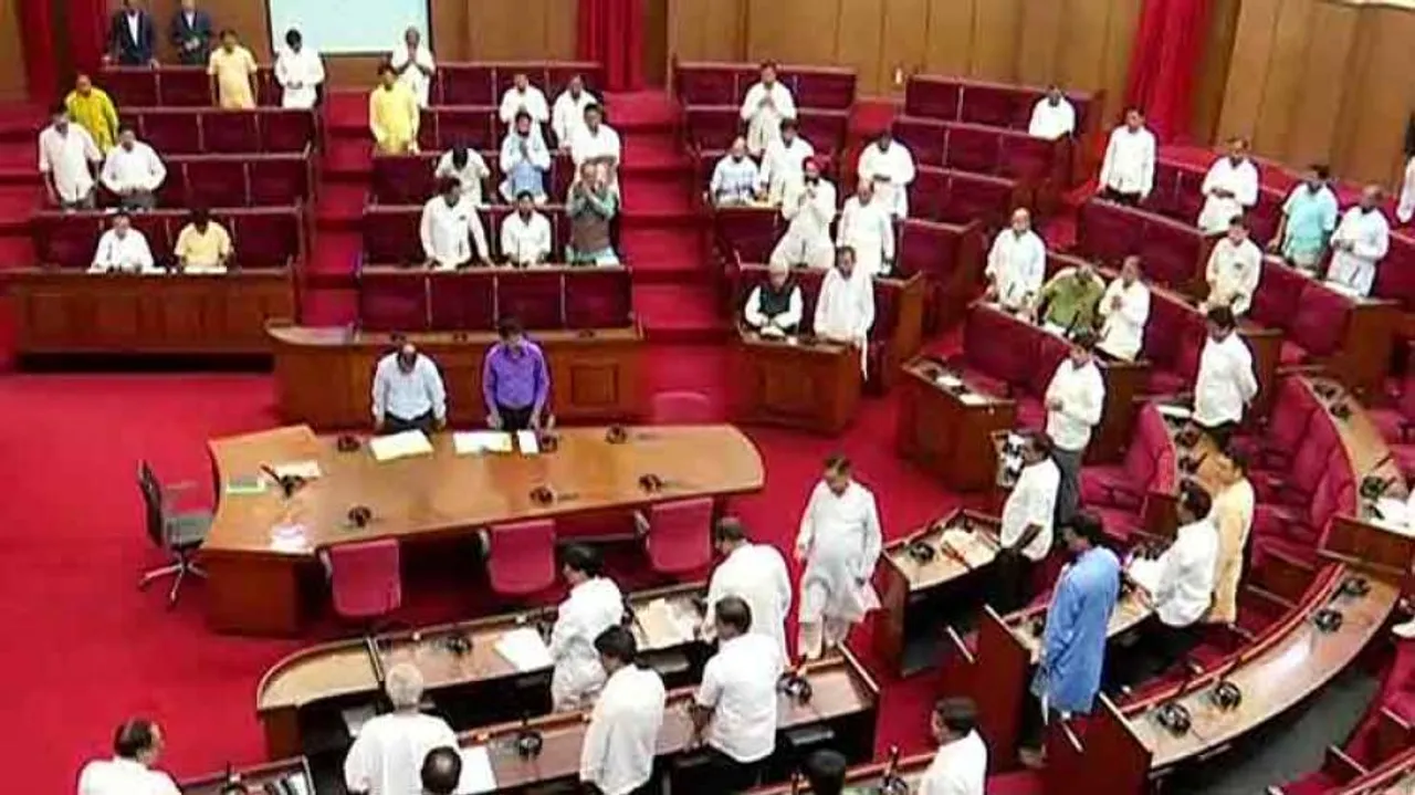 Odisha MLAs give standing ovation to scientists for Chandrayaan-2