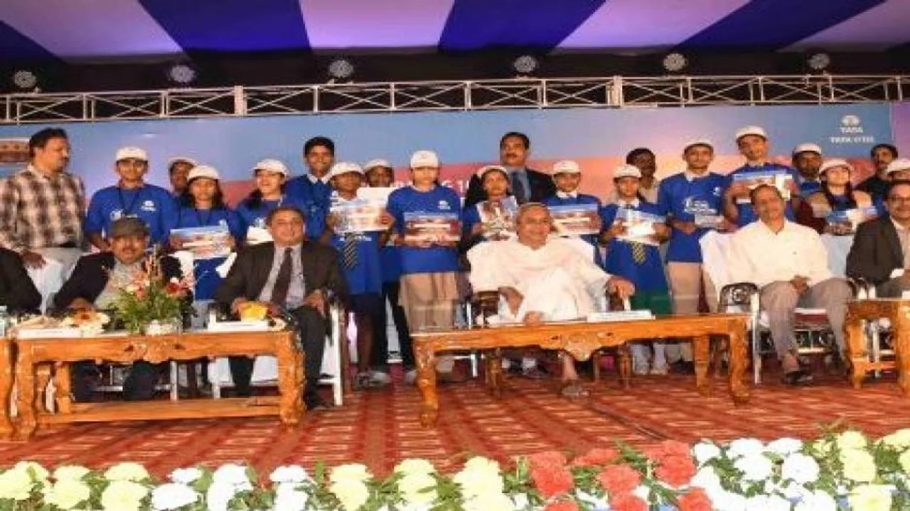 Odisha CM felicitates budding astronomers of state