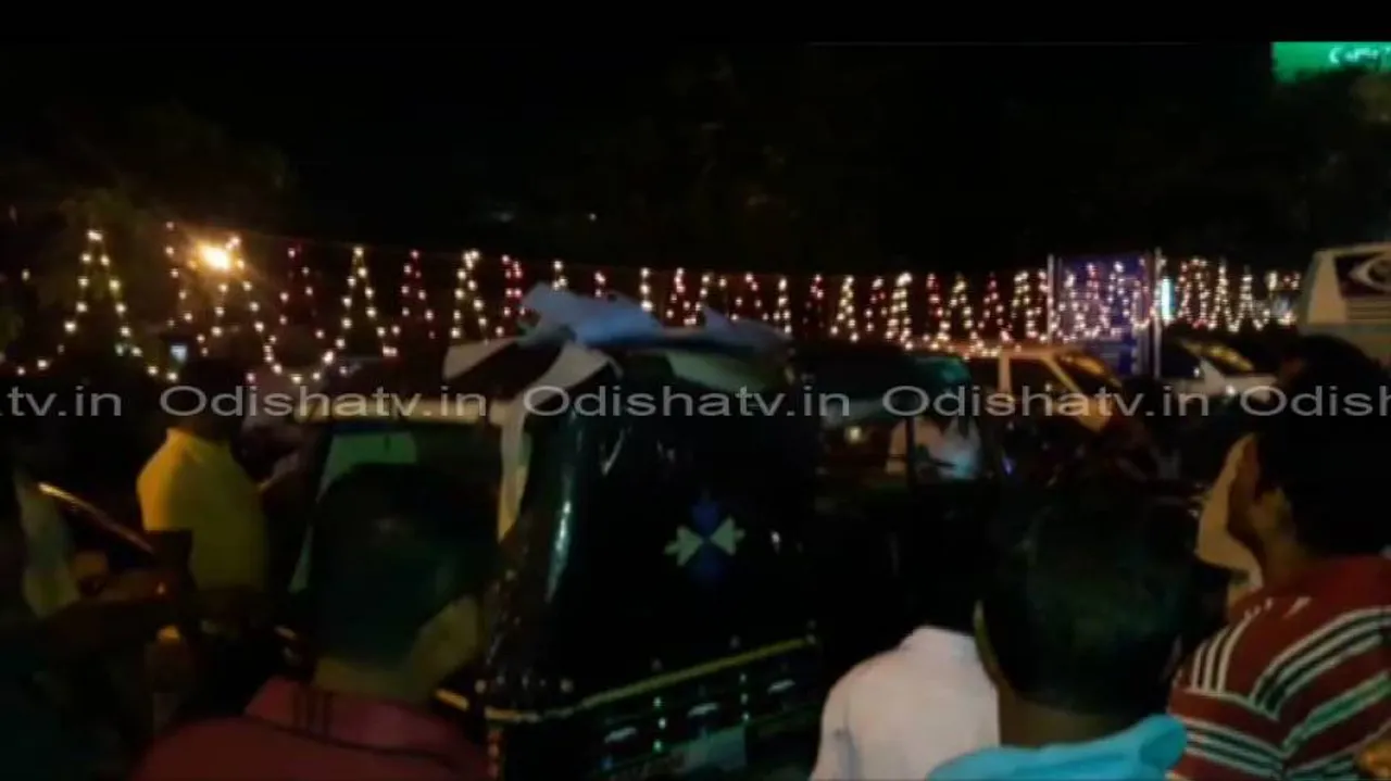 Bombs hurled near Durga puja pandal in Badambadi