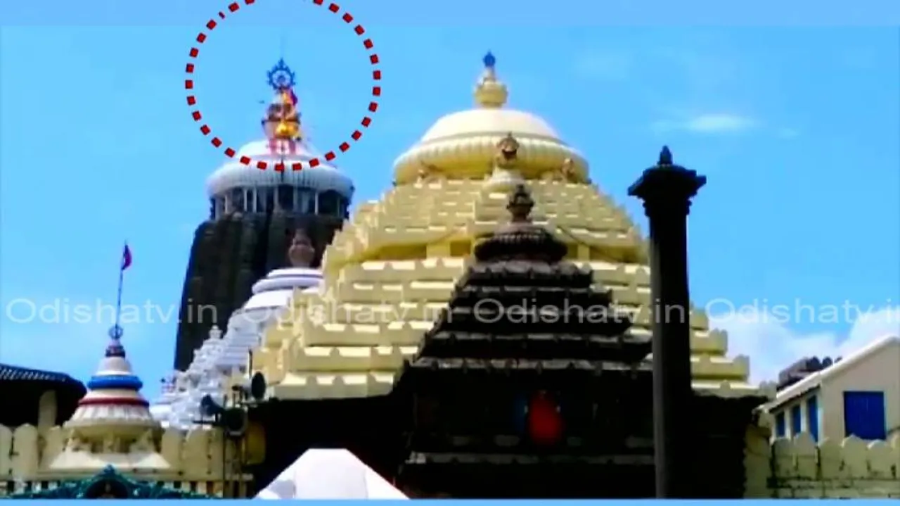 ‘Patitapabana bana’ snaps off Nilachakra atop Puri temple