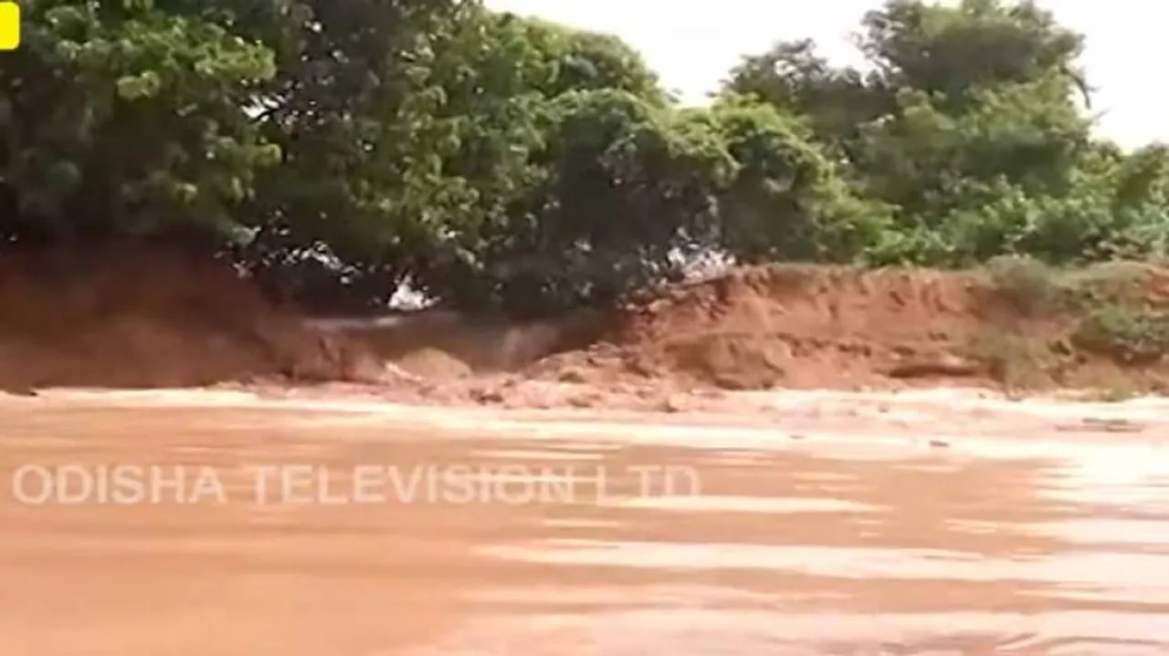 Watch: The Dramatic Breach Of Embankment On Mahanadi River At Banki As Villagers Panic