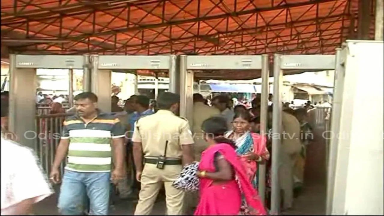 Devotees protest barricade outside Puri Sri Mandir set up for safety
