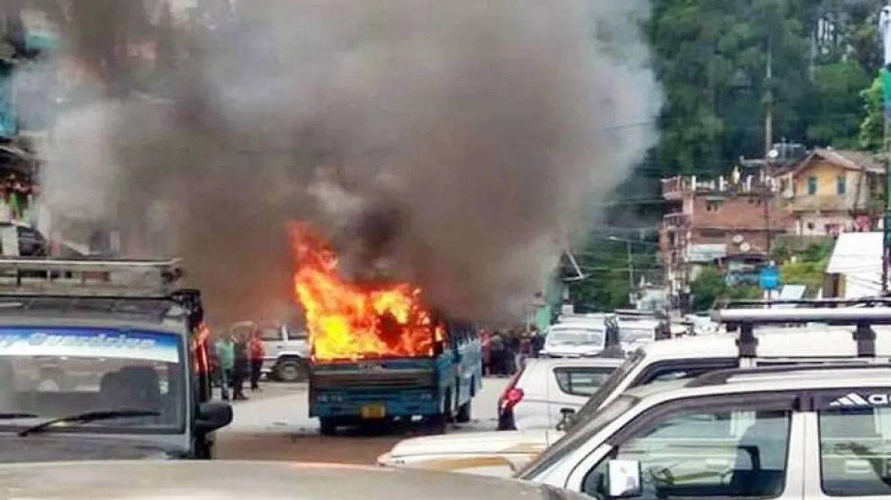 Several injured, vehicles burnt in Bengal clashes