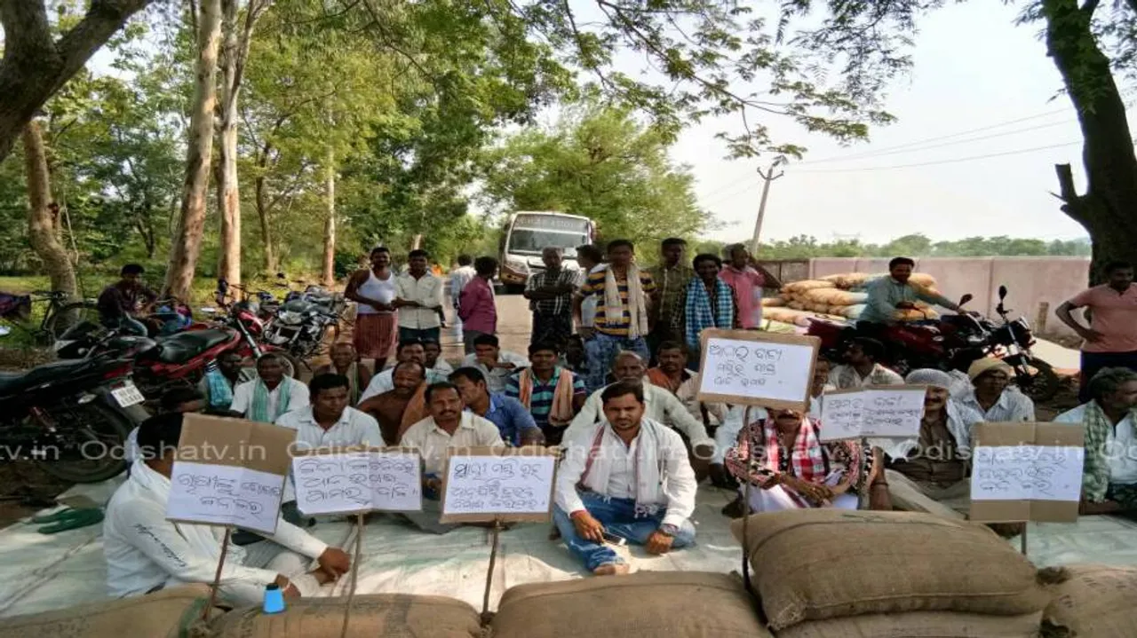 Farmers block road over tardy procurement of paddy