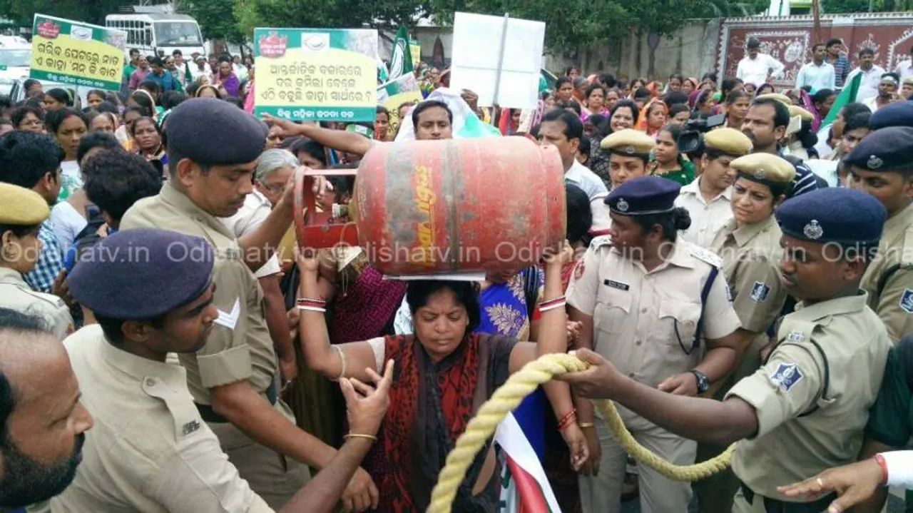 BJD Women’s Wing stages demonstration over withdrawal of LPG subsidy