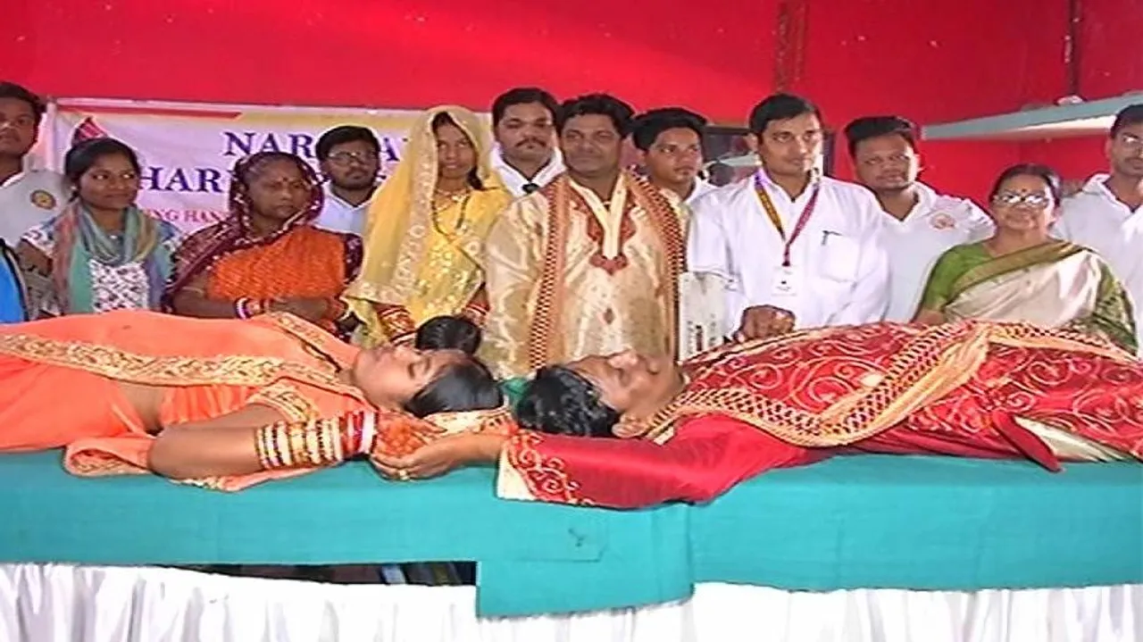 Two couples make marriage memorable by donating blood