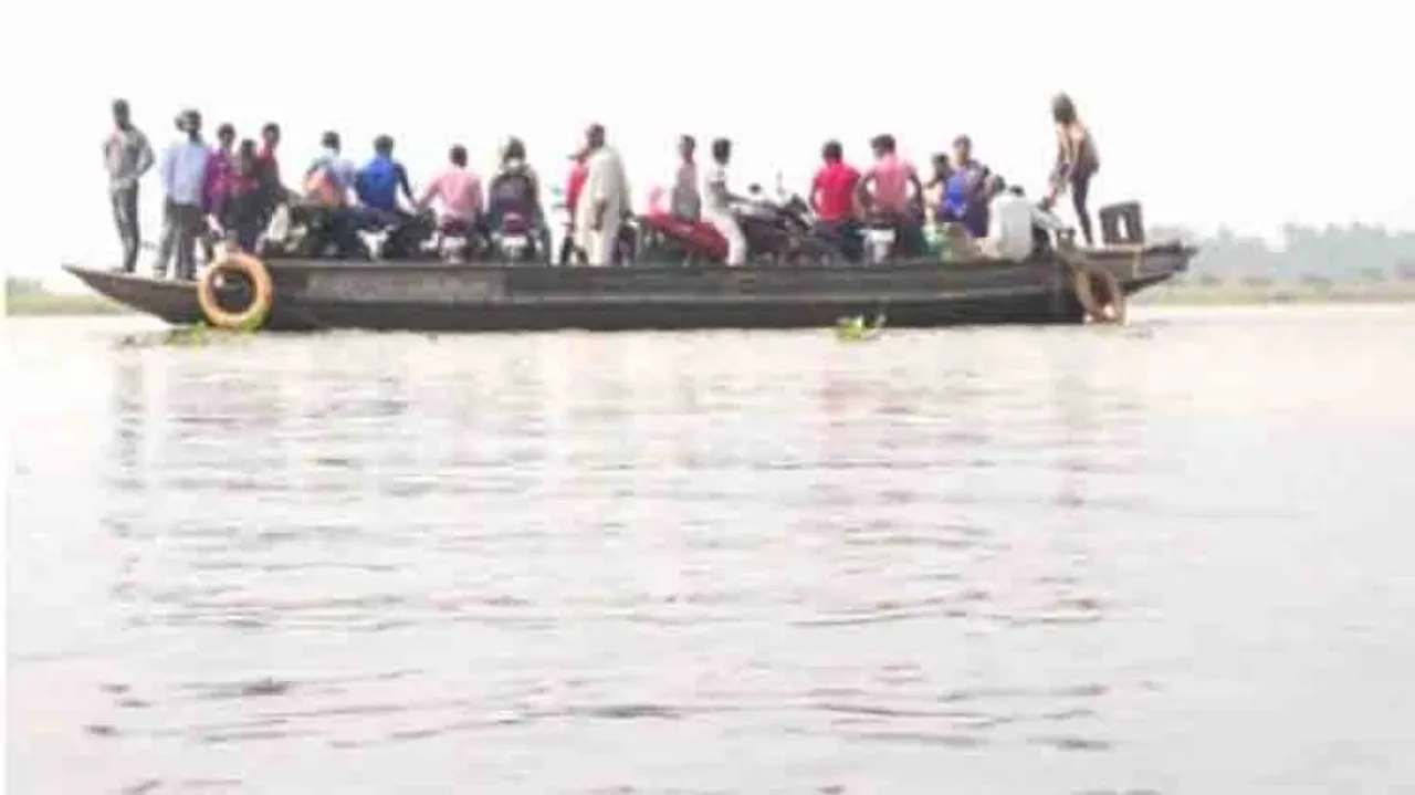 Sans bridge, people risk lives on country boats to cross rivers in Bhadrak