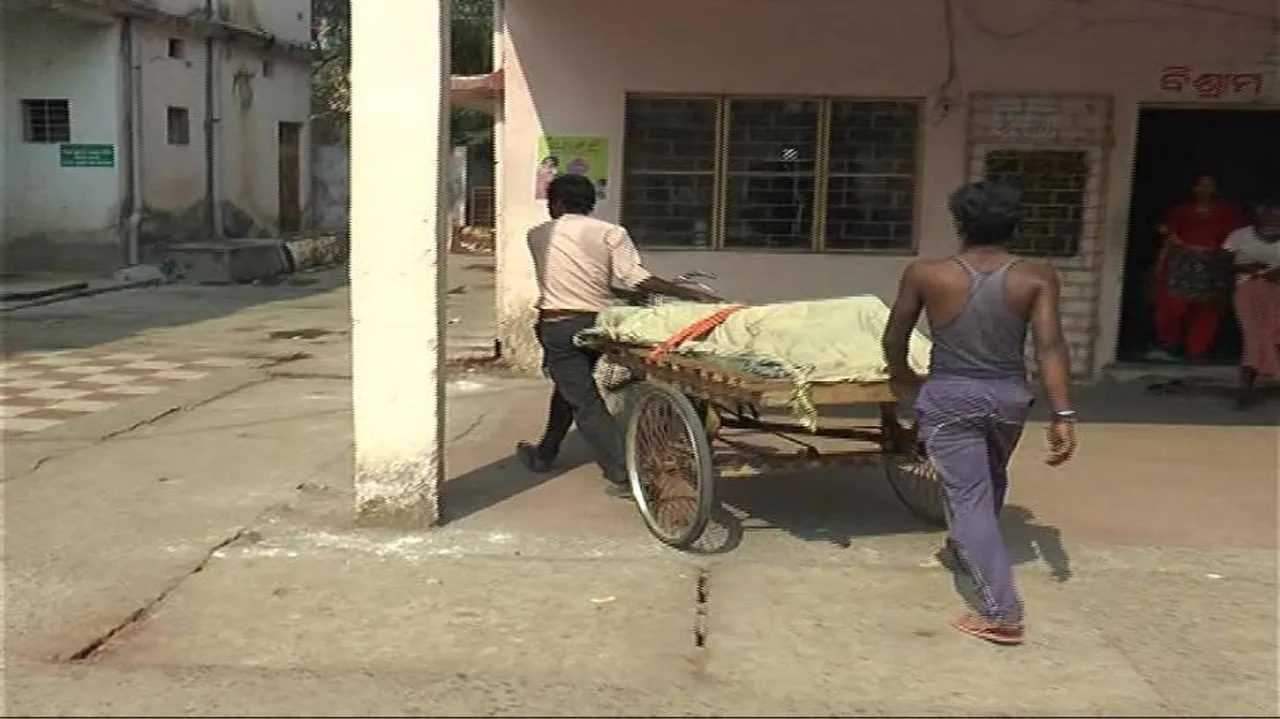 Man carries father's body on trolley in Bhadrak
