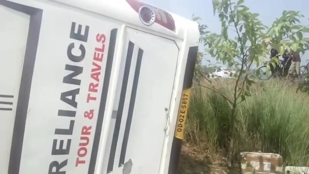 1 dead, 30 hurt after bus turns turtle near Balugaon