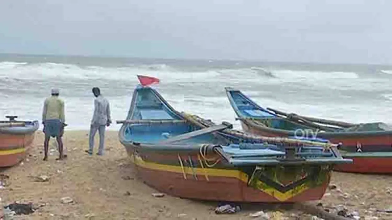 Cyclone to cross Gopalpur coast in Odisha tonight