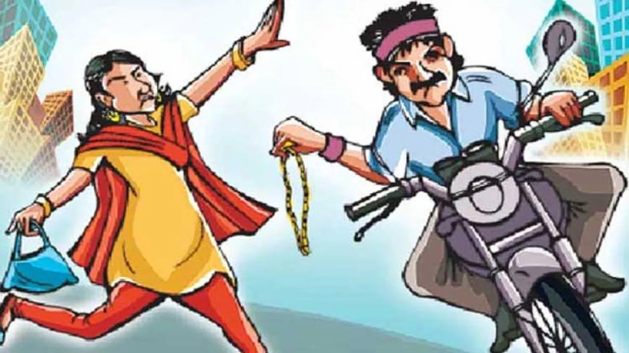 Robber Makes Futile Attempt To Snatch Lady Cop's Chain, Thrashed By Mob