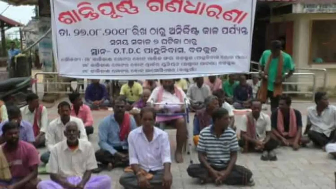 Boatmen stage protest demanding revoking of ban on passenger ferry