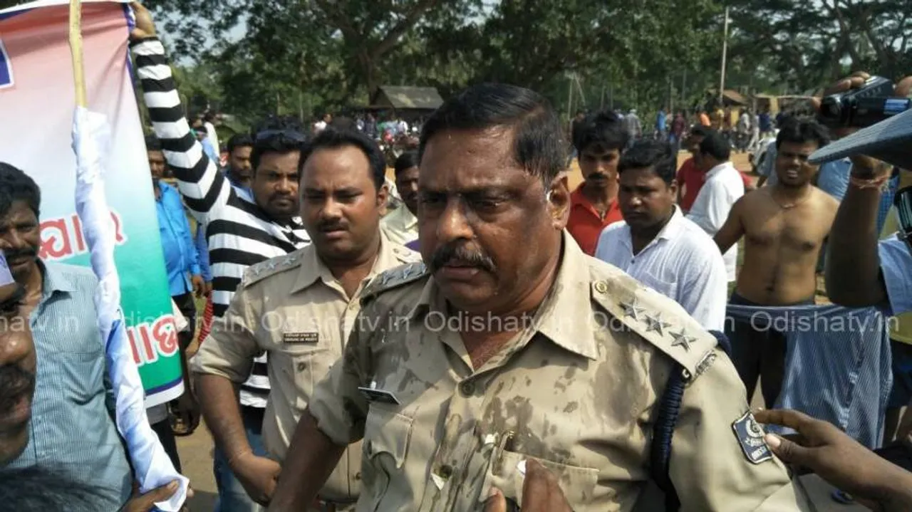 Lulu brigade attacks cops with eggs during protest on NH