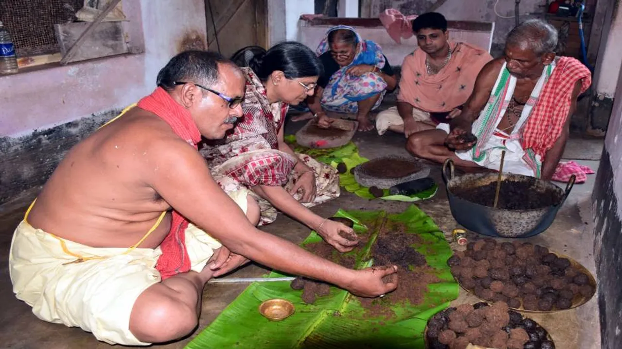 Traditional healers prepare Dasamula medicine for Lord Jagannath