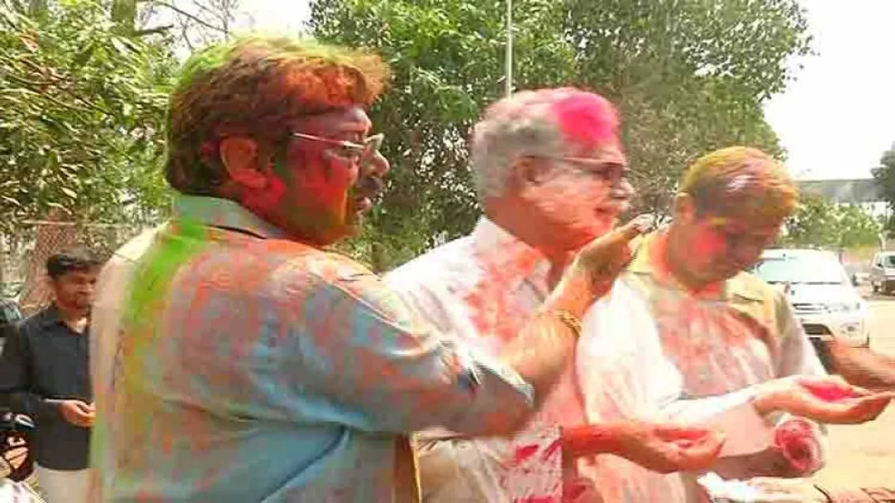 Political ‘hues’ add on to Holi colours this election season