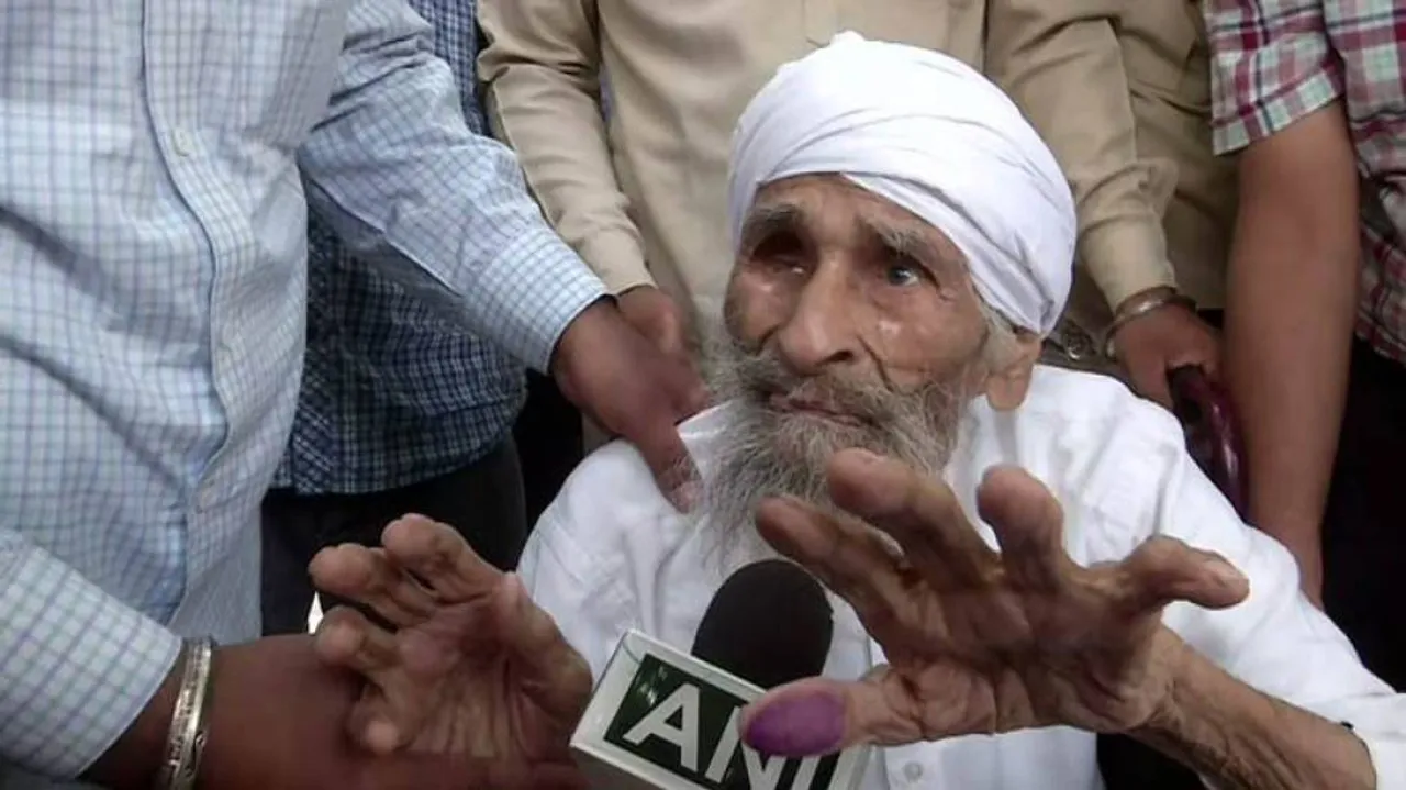 111-year-old Bachan Singh casts his vote in Delhi