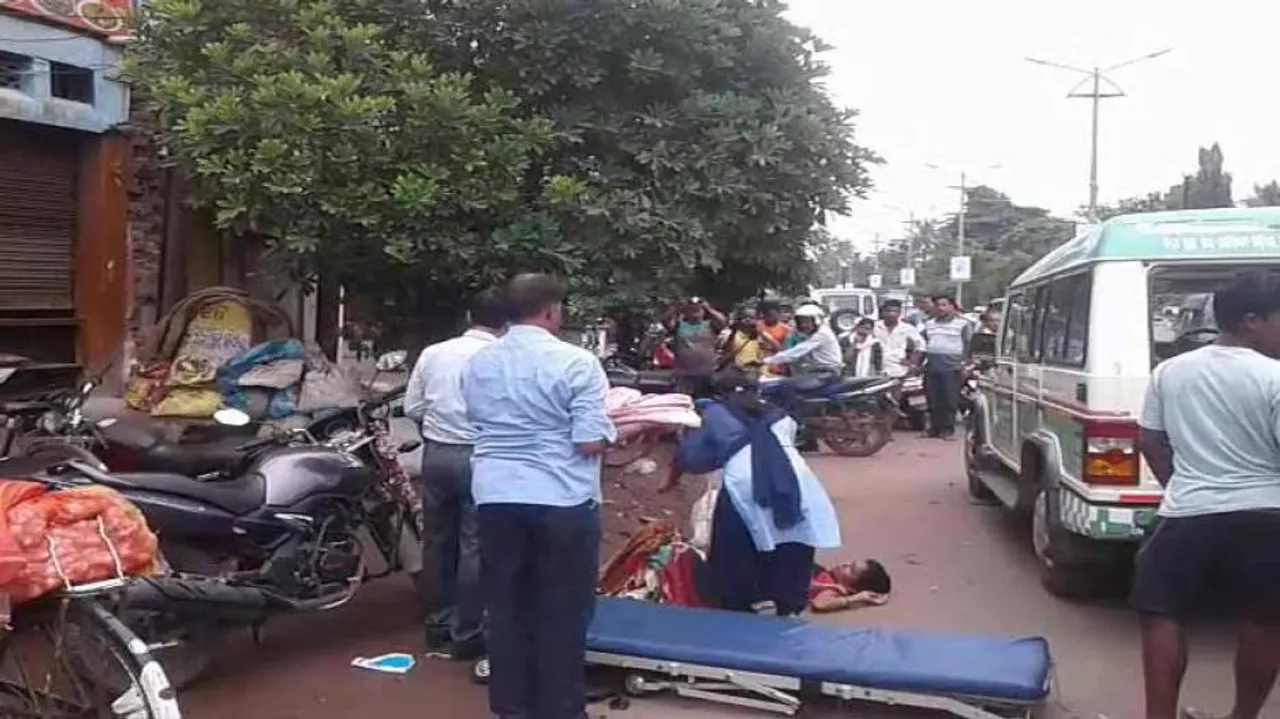 Bystanders, doctor help Odisha woman deliver baby on roadside