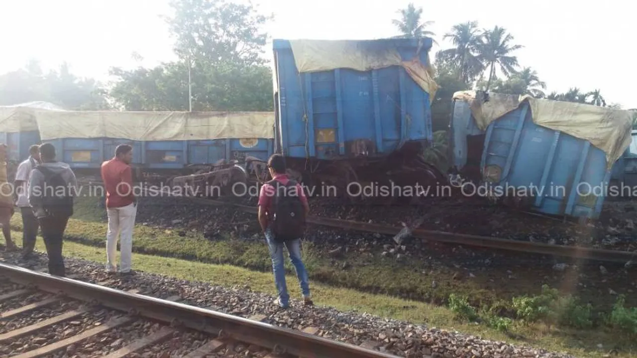 Paradeep-Cuttack train derails