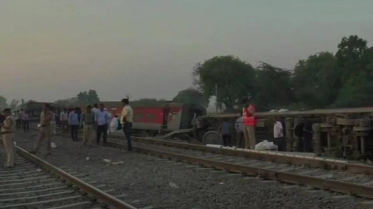 Howrah-New Delhi Poorva Express derails near Kanpur