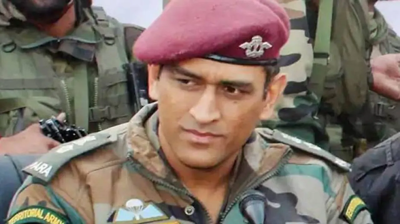 Image of Dhoni signing bat in south Kashmir goes viral